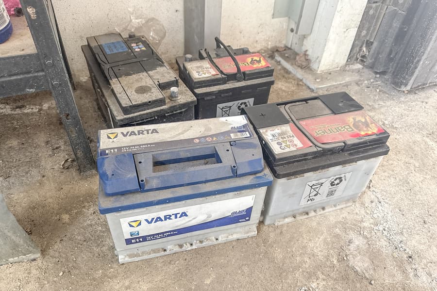 4 Fahrzeugbatterien